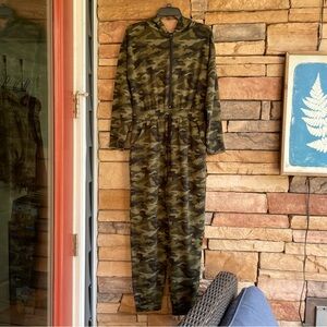 My Dezyne green black camouflage soft jumpsuit Women 1X EUC